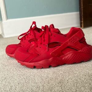 Red Nike huatche’s